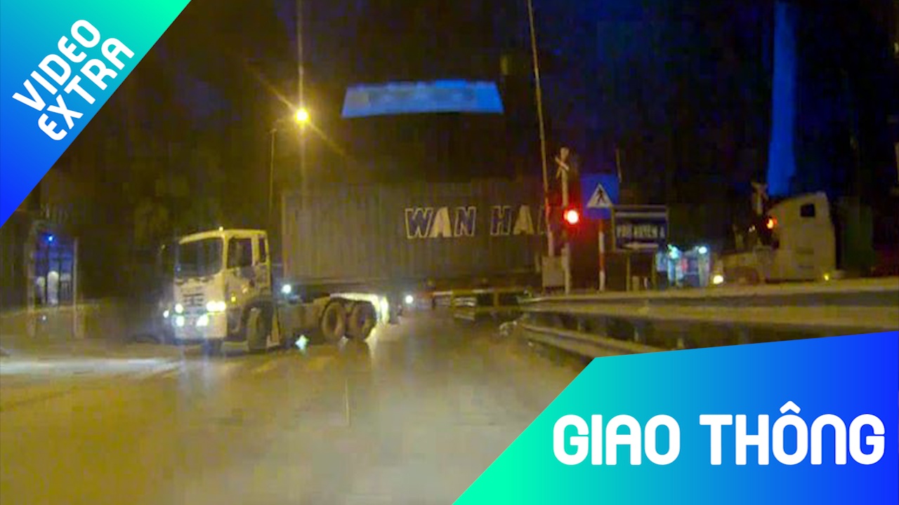 Xe container vuot duong ray xe lua bat chap rao chan bao ve hinh anh