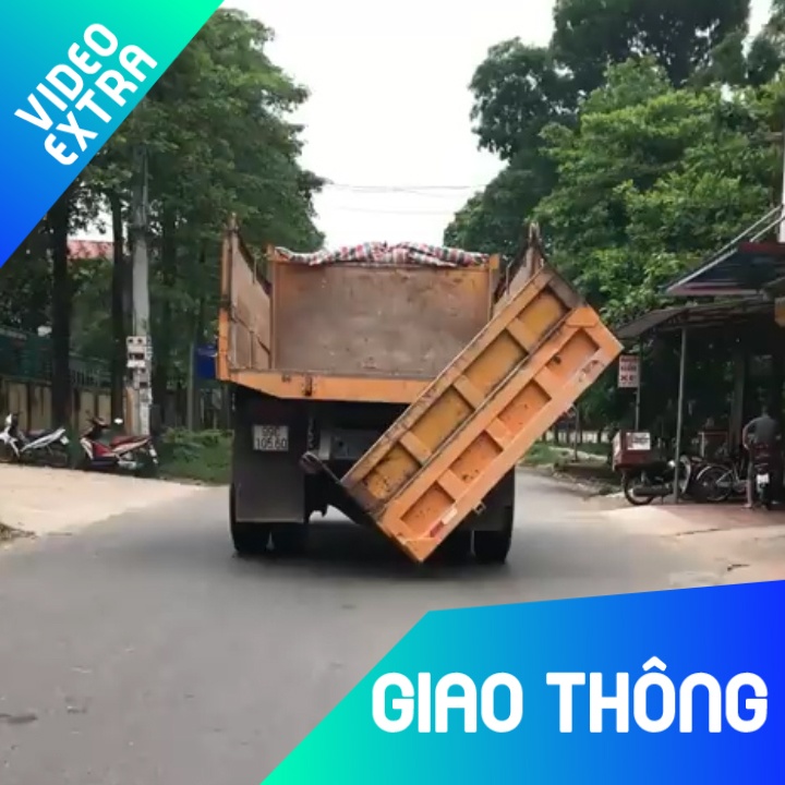 Xe tai hu nap thung sau, van luu thong nguy hiem tren duong hinh anh