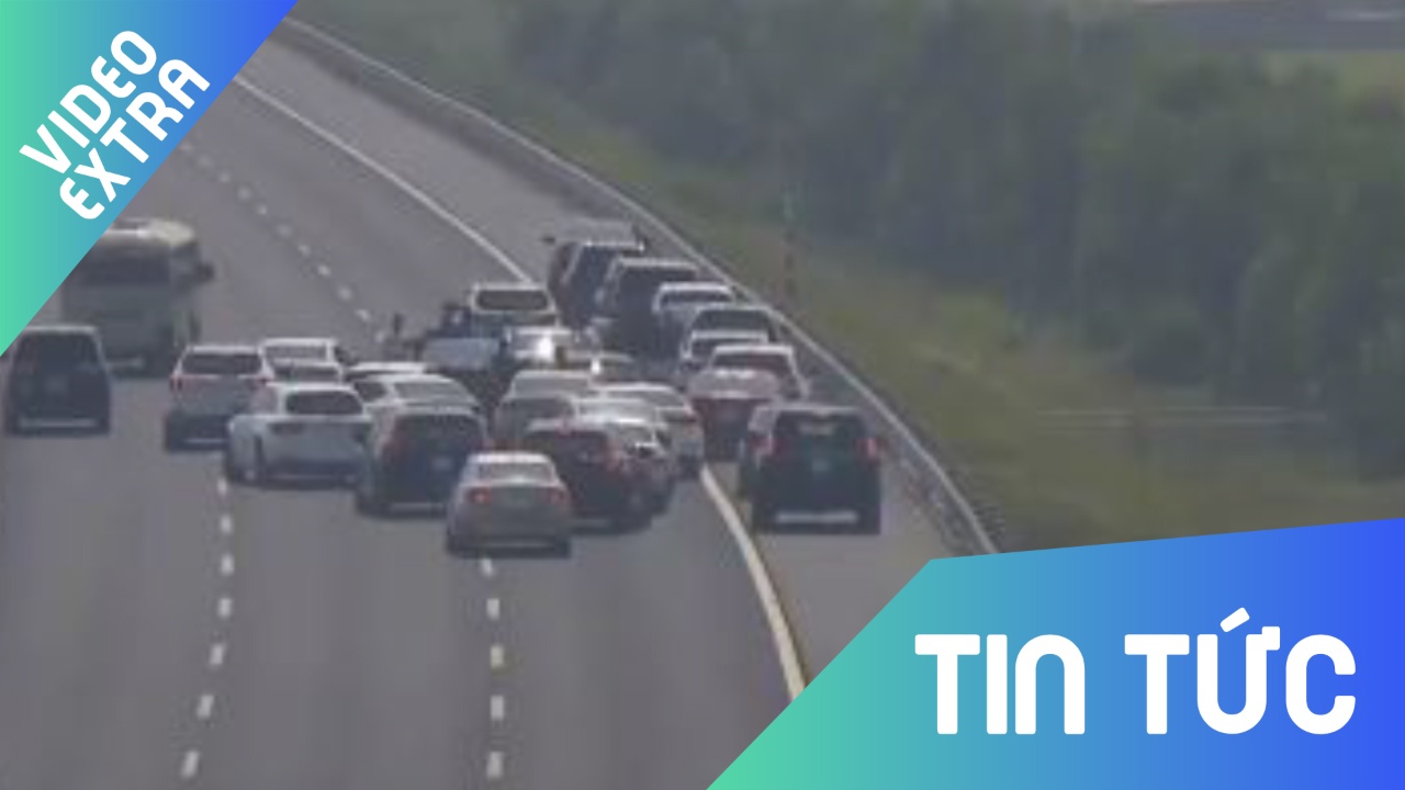 Canh sat gui giay moi nhieu tai xe dung xe tren cao toc den lam viec hinh anh