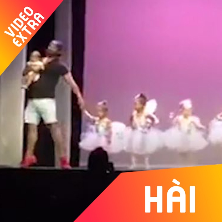 Be gai 'khoc oa' tren san khau va hanh dong dang yeu cua nguoi cha hinh anh