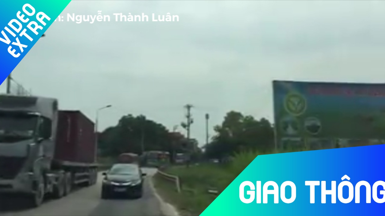 Tai xe oto nguoc chieu vuot xe tai o goc khuat suyt dam xe doi dien hinh anh