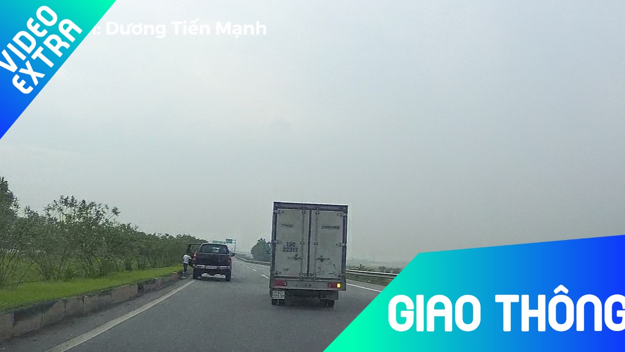 Tai xe oto dung ngang nhien tren cao toc de di ve sinh day nguy hiem hinh anh