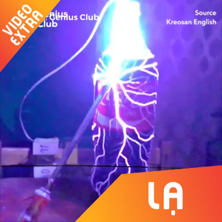 Anh chang thu dan dien vao chai Coca va canh tuong bat ngo sau do hinh anh