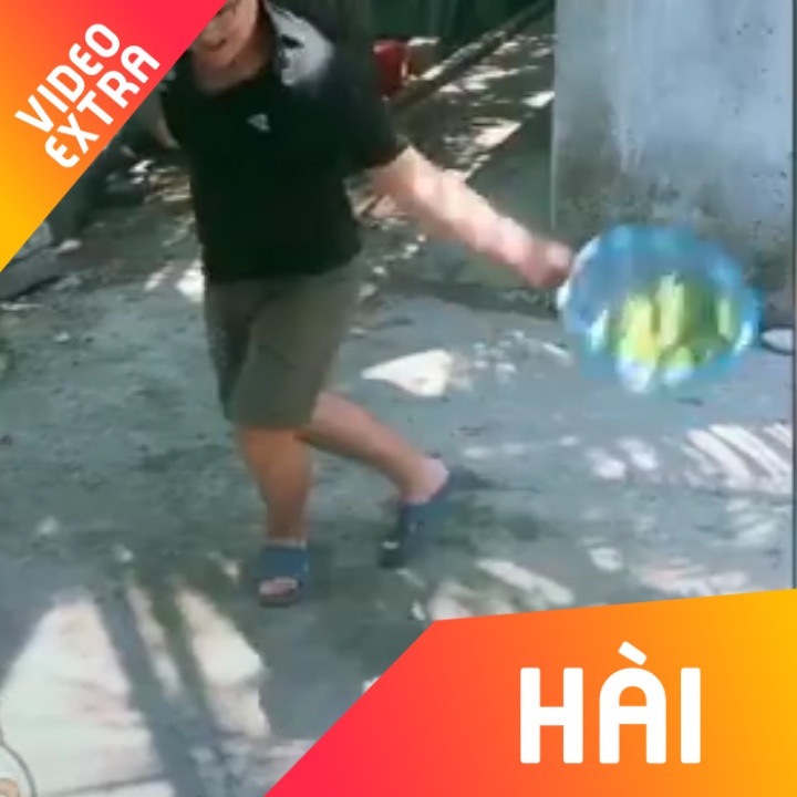 Nguoi dan ong dung '36 the vo' de vay rau hinh anh