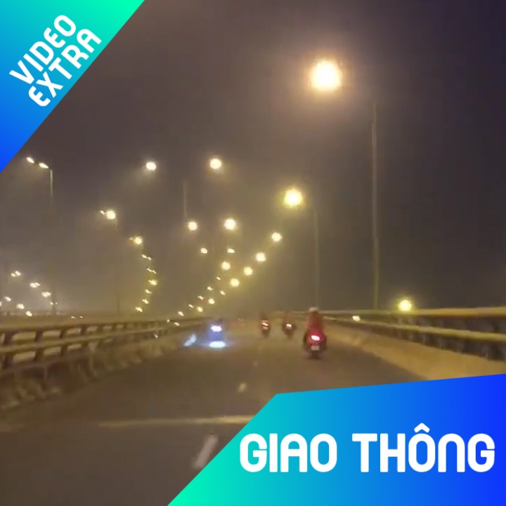 Nguoi dan dot rom ra, khoi mu mit tren cao toc Noi Bai - Ha Noi hinh anh
