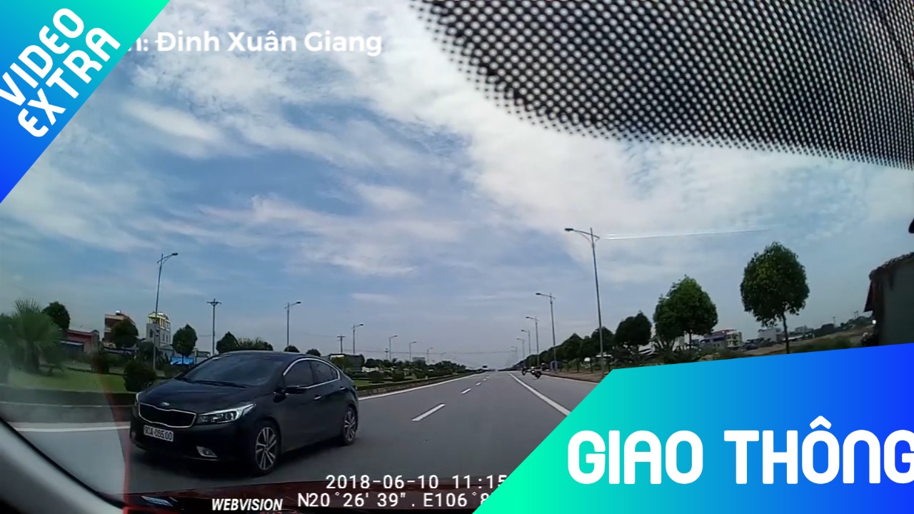 Tai xe oto phong toc do tren lan duong nguoc chieu hinh anh