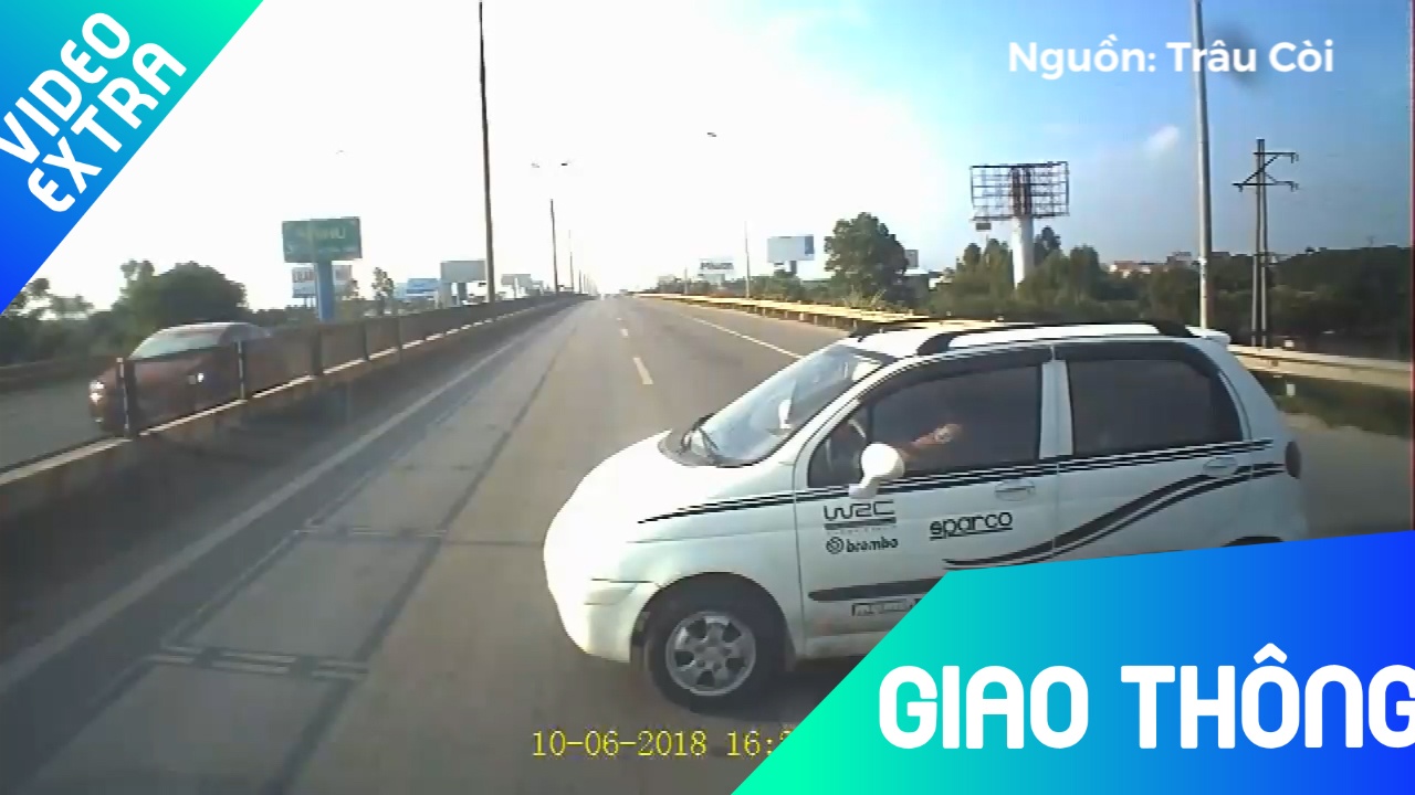 Thot tim tai xe oto tu y quay dau xe, chay duong nguoc chieu hinh anh