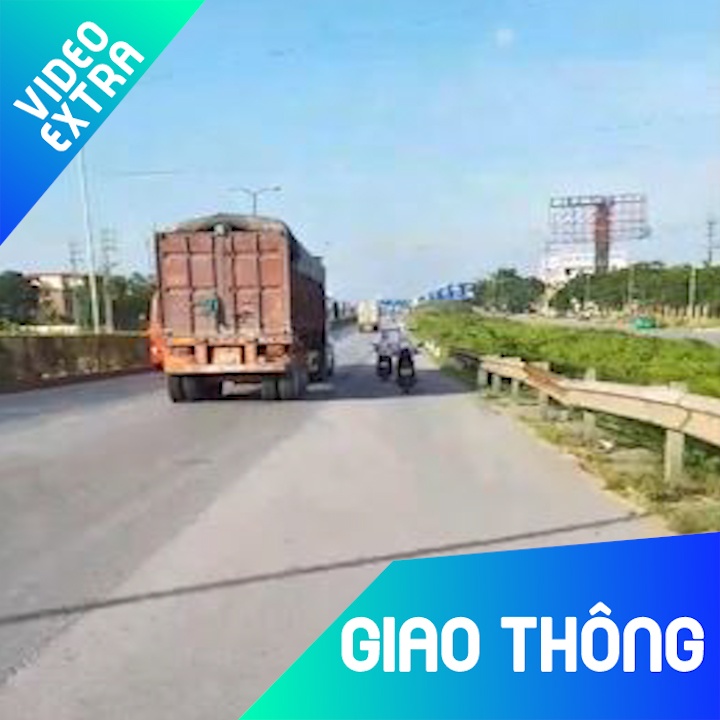Xe may bat chap 'tranh nang' duoi xe tai hinh anh