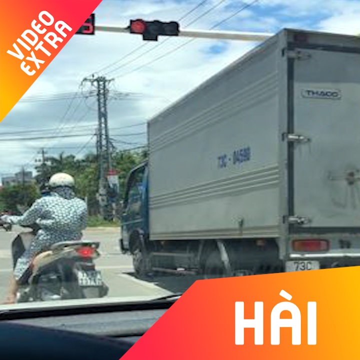 Hai tai xe 'noi chuyen' bang tieng coi xe hinh anh