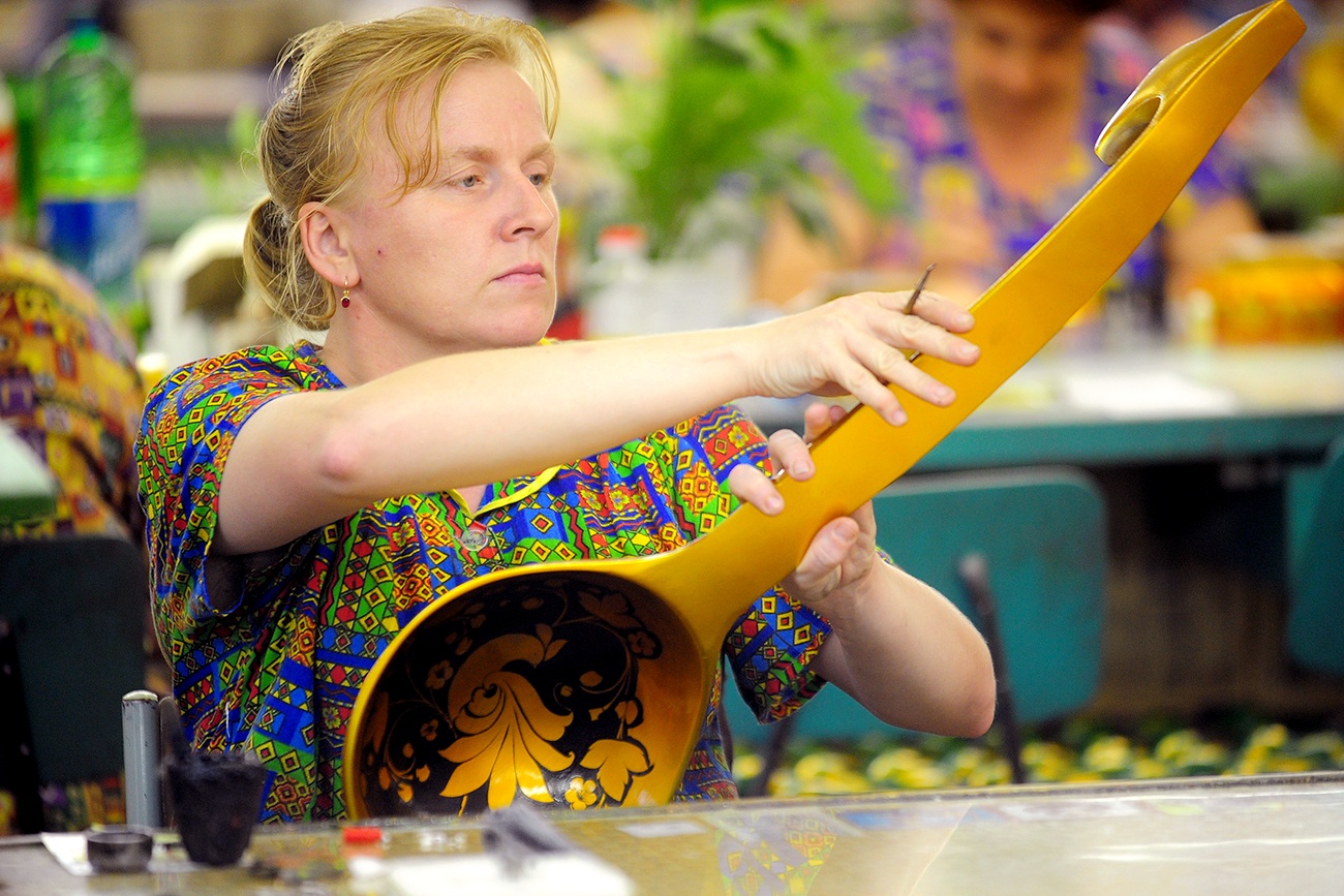 Chiec muong chien thang - nhac cu co vu cua nguoi Nga tai World Cup hinh anh