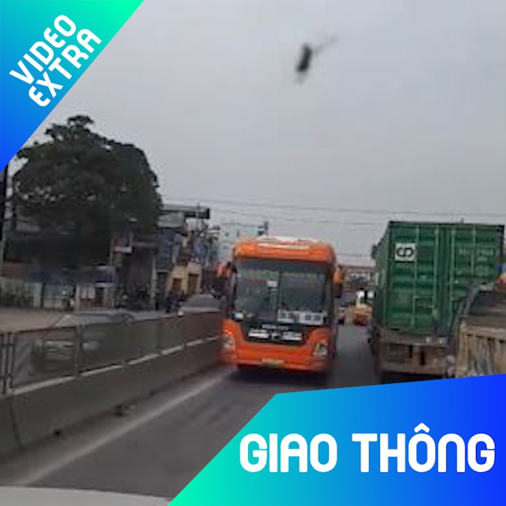 Xe khach mao hiem, co tinh di nguoc chieu doi dau xe tai hinh anh