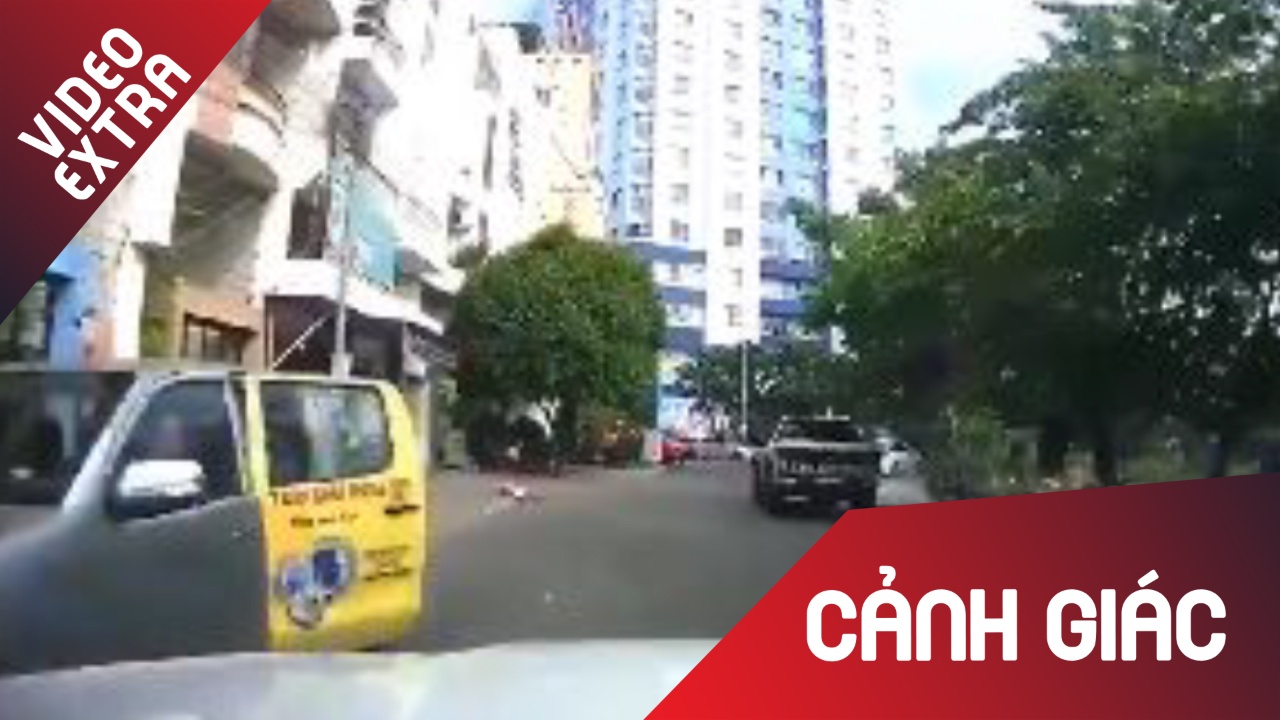 Oto mo cua than nhien khi xe dang luu thong hinh anh