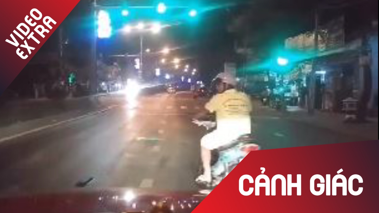 Thanh nien chay xe may co tinh chan oto dang luu thong hinh anh