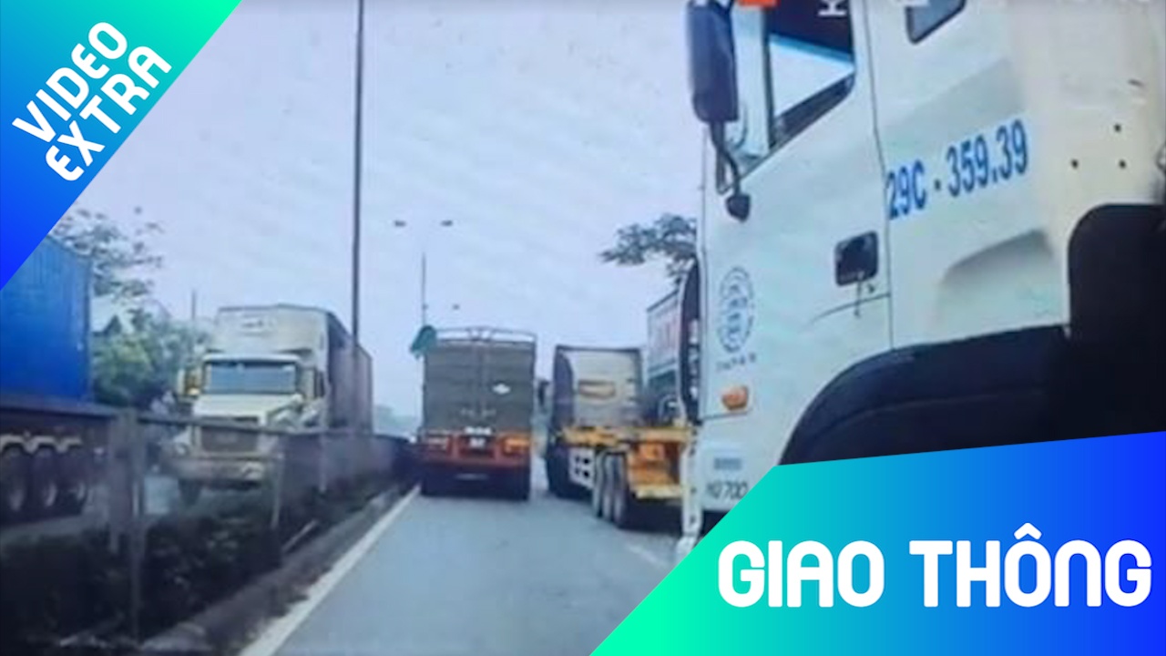 Xe tai ngang nhien chuyen lan, gay can tro giao thong hinh anh