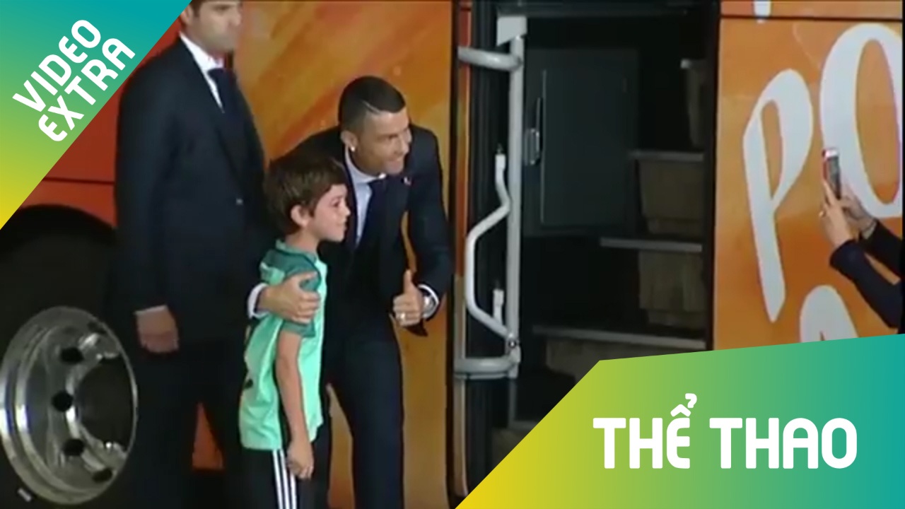 Fan nhi khoc 'sung mat' duoc Ronaldo xuong xe chup hinh chung hinh anh