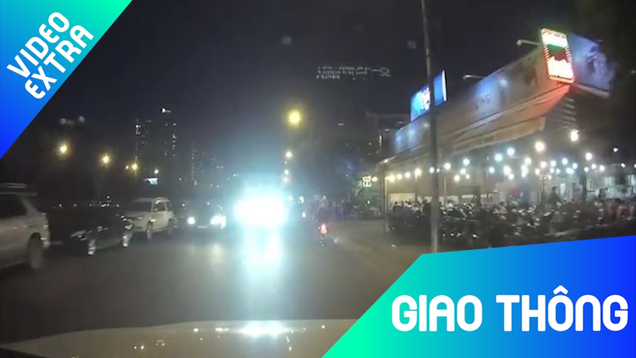 Oto bat den pha gay nguy hiem cho nguoi tham gia giao thong hinh anh