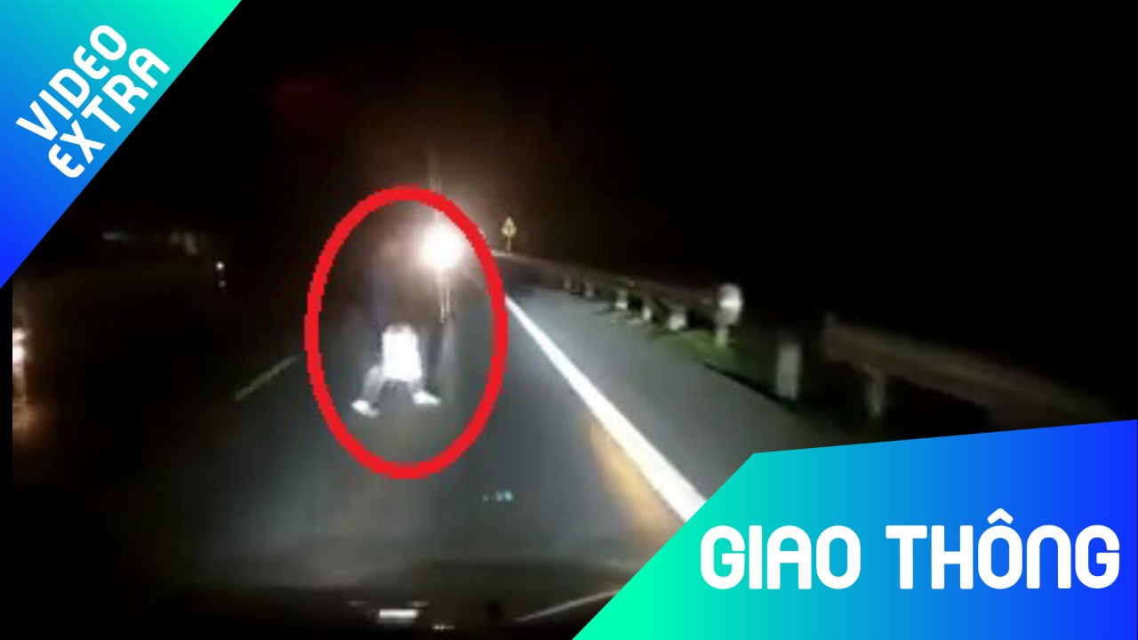 Cu ba dot ngot xuat hien giua dem, suyt bi oto dam trung hinh anh