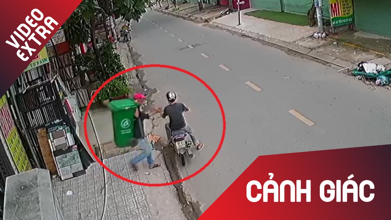 Trom di xe may be khoa lay thung rac hinh anh