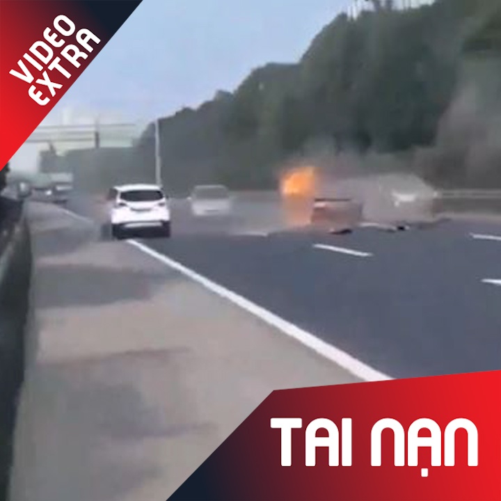 Oto bi dam boc chay vi dung giua cao toc o Trung Quoc hinh anh