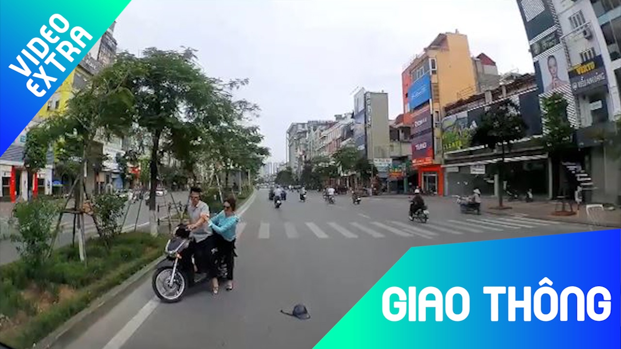 Xe may di nguoc chieu chui tai xe oto khi bi nhac hinh anh