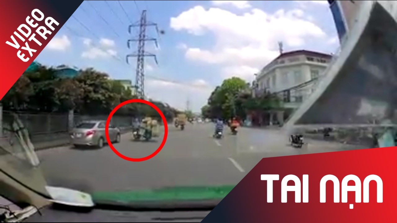 Bi oto va xe may 'kep thit', nguoi phu nu nga nhao giua duong hinh anh