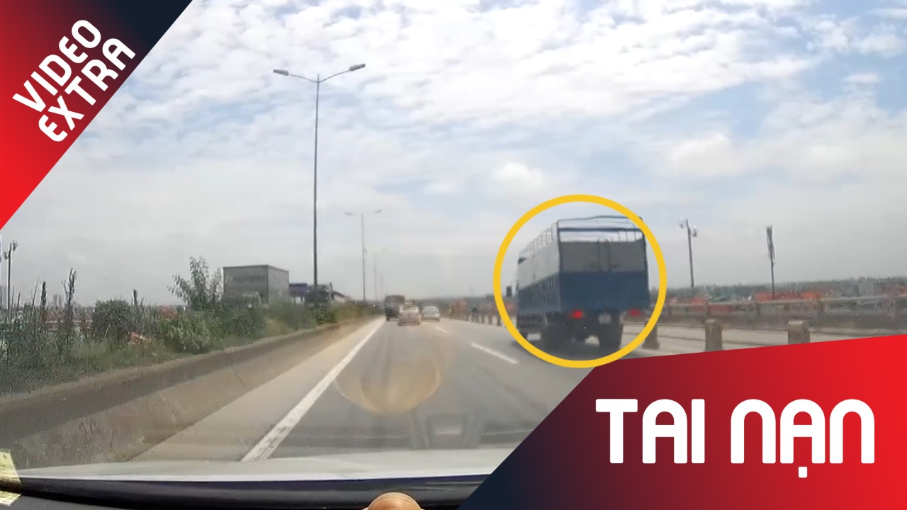 Xe tai mat lai, tong va san bang dai phan cach tren cau Thanh Tri hinh anh