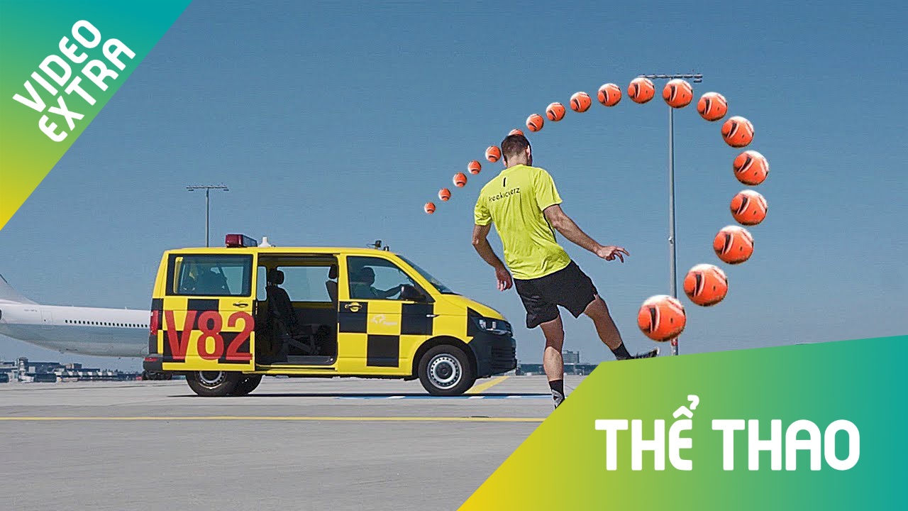 Chan da tren san, cac chang trai dem bong ra san bay bieu dien hinh anh