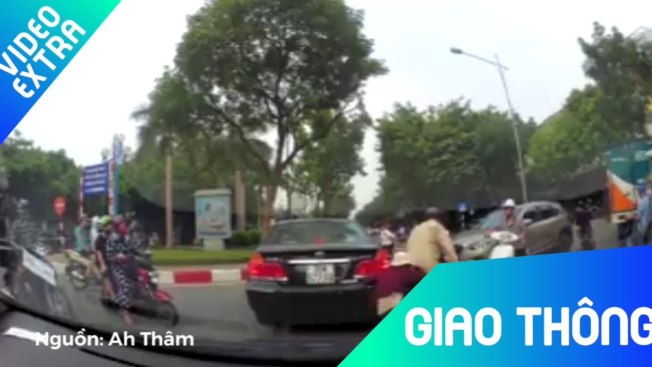 Phanh gap, nguoi di xe may dam sam vao duoi xe oto hinh anh