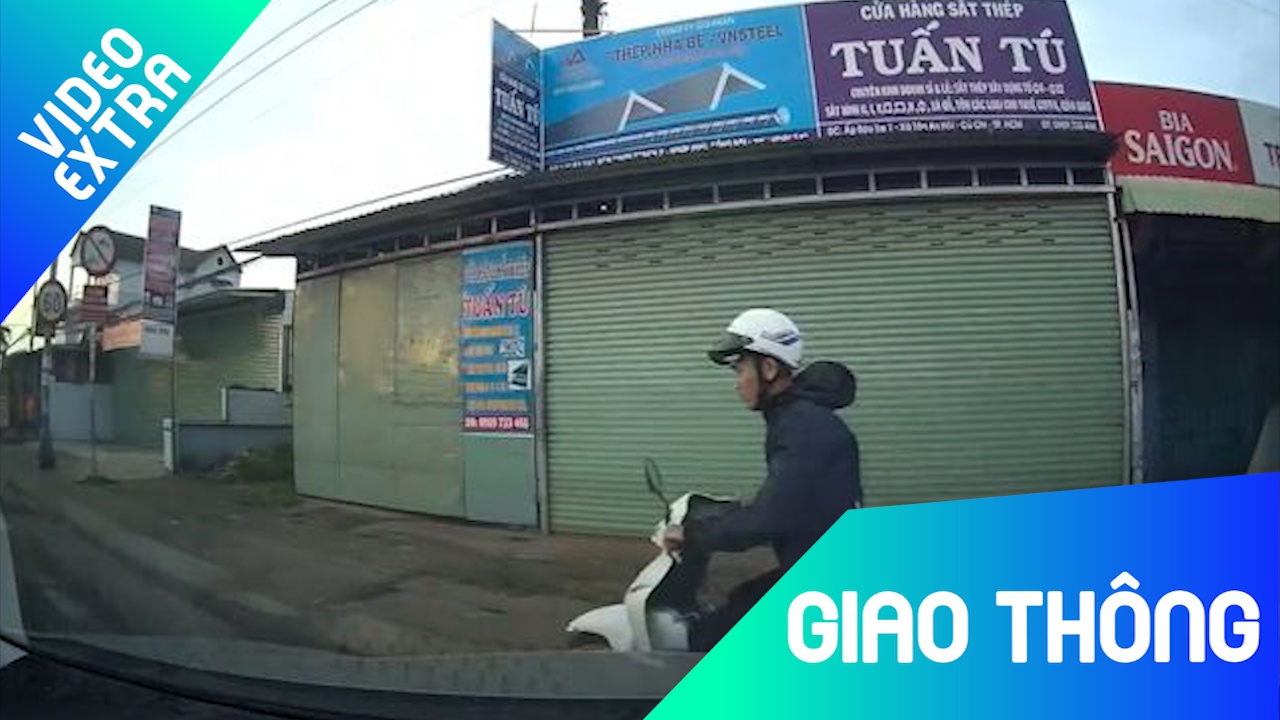 Xe may mao hiem chen vao huong oto dang quay dau, suyt gay tai nan hinh anh