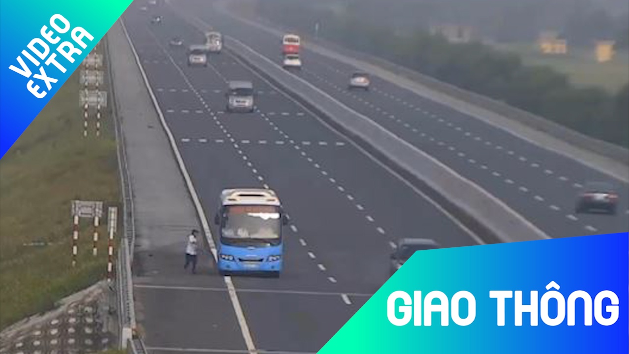 Xe khach vo tu bat khach tren cao toc, bat chap nguy hiem hinh anh