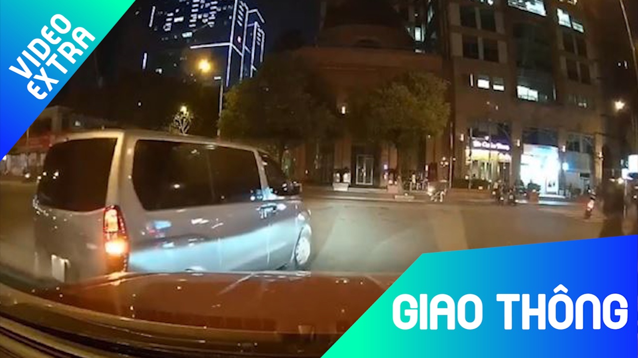 Oto re ngay khi bat xi nhan khien xe sau thang gap hinh anh