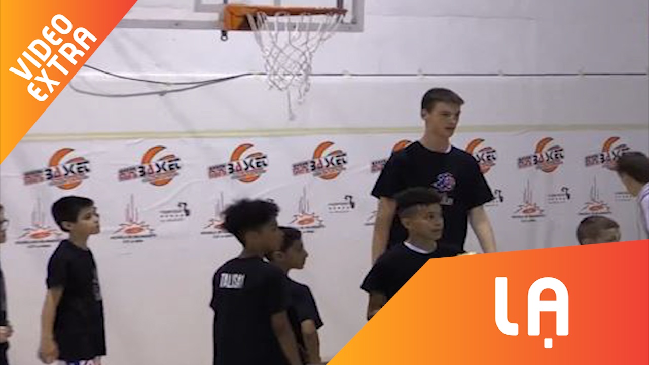 Cau be 12 tuoi co chieu cao hon 2 met, khien nhieu nguoi kinh ngac hinh anh