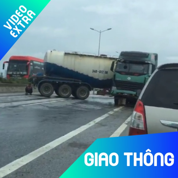 Xe bon dam dai phan cach, xoay ngang giua duong tren cau Thanh Tri hinh anh