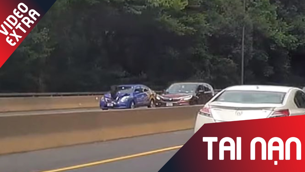 Chay nhanh, oto roi banh xe lam vo nat dau xe khac tren duong hinh anh