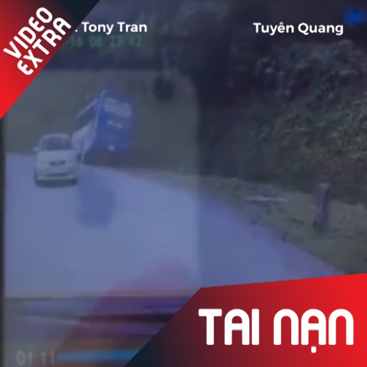 Tranh oto con, xe khach danh lai lao dau vao vach nui hinh anh