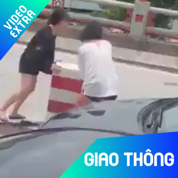 Hai co gai 'thao' dai phan cach de thoat khoi cho dong xe hinh anh