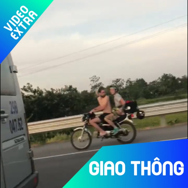 3 nguoi nuoc ngoai khong mu, coi tran chay xe may vao cao toc hinh anh