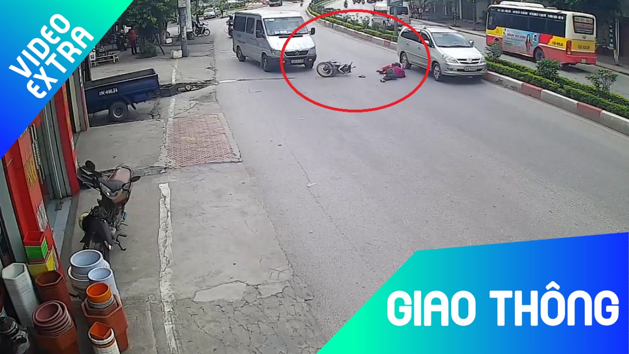 Chuyen lan dot ngot, oto khien xe may bi tai nan gay tranh cai hinh anh