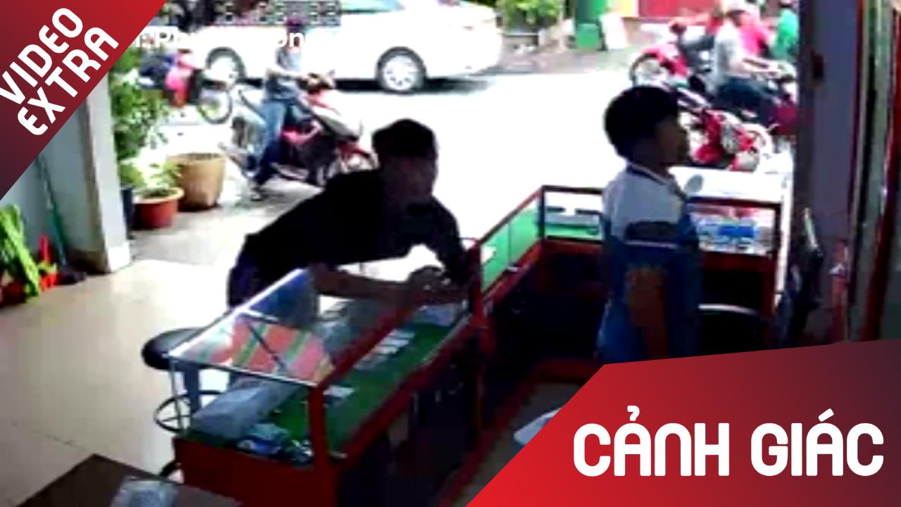 Thanh nien mo cua tu, trom dien thoai ngay sau lung chu tiem hinh anh