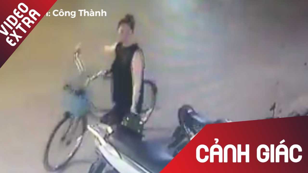 Nguoi phu nu than nhien cuom mu bao hiem giua chon dong nguoi hinh anh