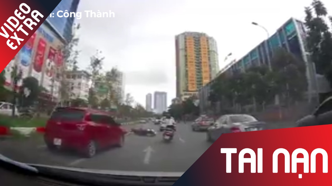 Phong nhanh, nguoi phu nu cho con bi xe tong nga ra mat duong hinh anh