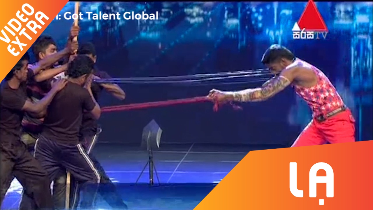 Anh chang uon cong thanh sat dam vao co tren san khau hinh anh