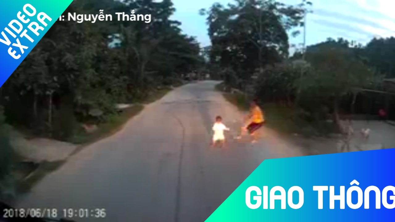 Em be lao ra duong khien tai xe xe tai phanh 'chay lop' hinh anh