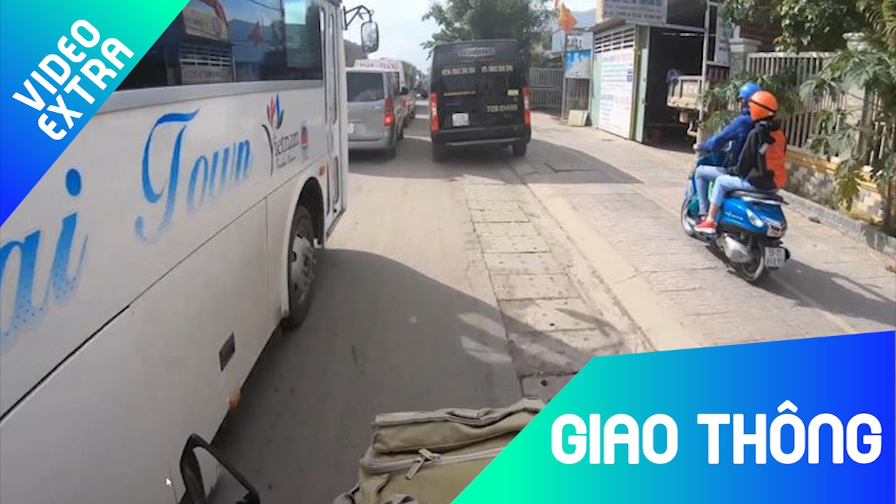 Nhieu oto, xe khach lan lan danh cho xe may, gay can tro luu thong hinh anh