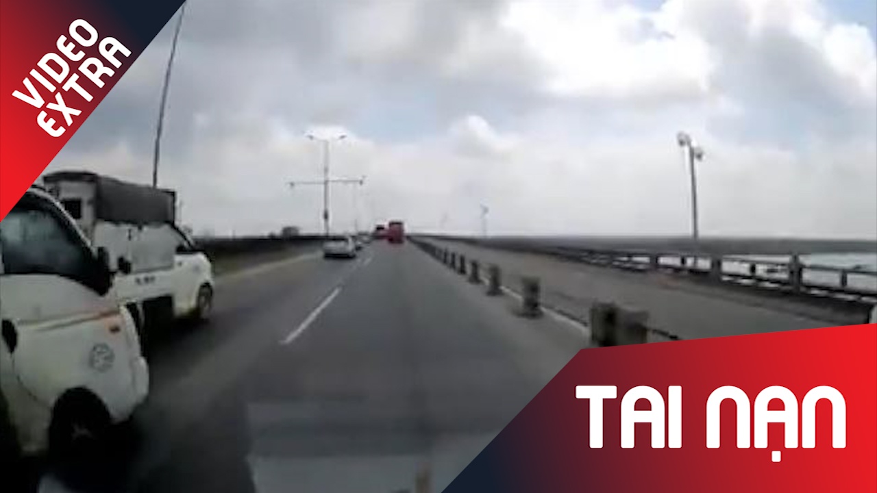 Xe tai dot ngot chuyen lan, tong be dau xe oto tren duong hinh anh