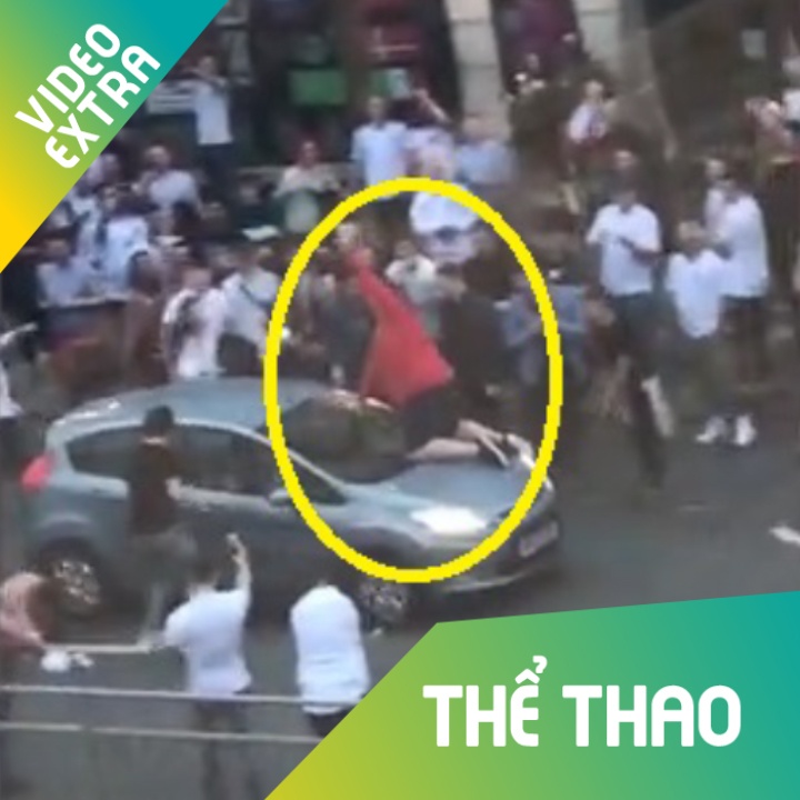 Fan Anh nhay len capo xe an mung, bi hat vang xuong duong hinh anh