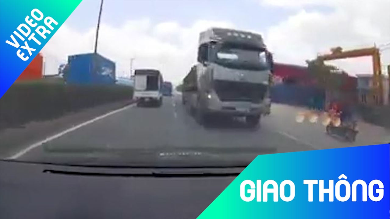 Xe container bat ngo di nguoc chieu giua duong dong duc hinh anh