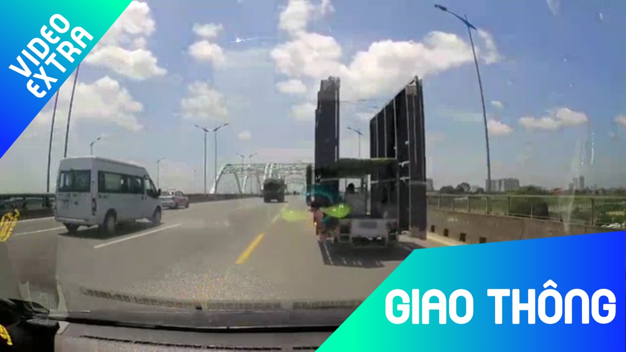 Xe ba gac cho 'long sat' cong kenh, luu thong nguy hiem tren cau hinh anh