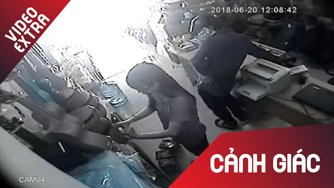 Nguoi dan ong nhanh tay trom tai san ngay sau lung chu tiem hinh anh