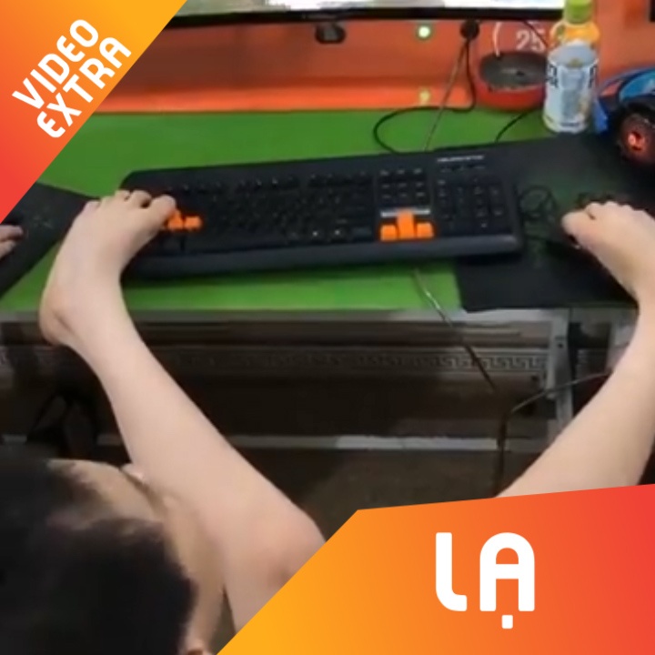 Cau be khuyet tat choi game dieu nghe bang 2 chan hinh anh